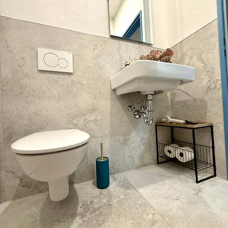 Neu Goldstadt Luxe Studio- Schloessle