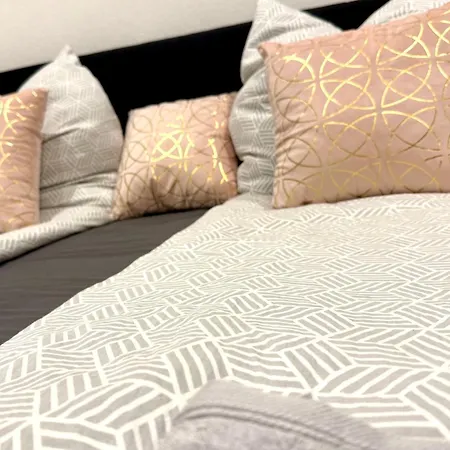 Neu Goldstadt Luxe Studio- Schloessle *