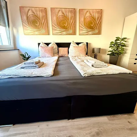 Goldstadt Luxe Studio- Schloessle Appartamento